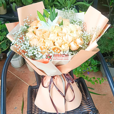 信阳33朵香槟玫瑰百合，心里永远是你
